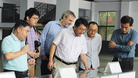 加拿大蒙特利尔大学物理系教授一行到杏彩网站体育
科技集团参观考察