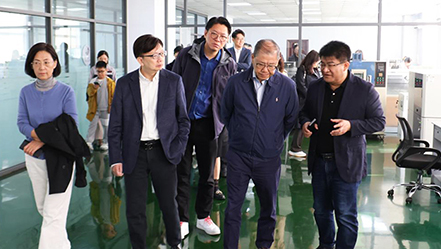 山东省香港商会考察团莅临杏彩网站体育
科技集团考察调研